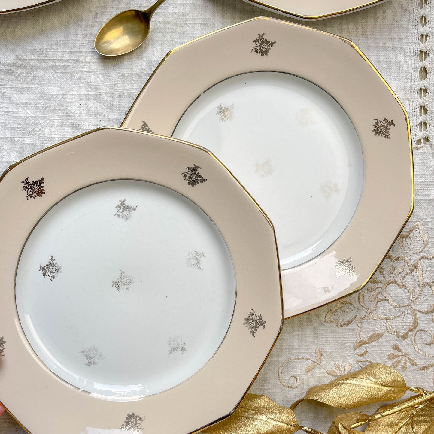 Lot de 8 petites assiettes dépareillées en porcelaine française des années 1950, 4 Limoges à motif oiseaux dorés et 4 Moulin des Loups à bordure crème, décor floral doré, style vintageLot de 8 petites assiettes dépareillées en porcelaine française des années 1950, 4 Limoges à motif oiseaux dorés et 4 Moulin des Loups à bordure crème, décor floral doré, style vintage