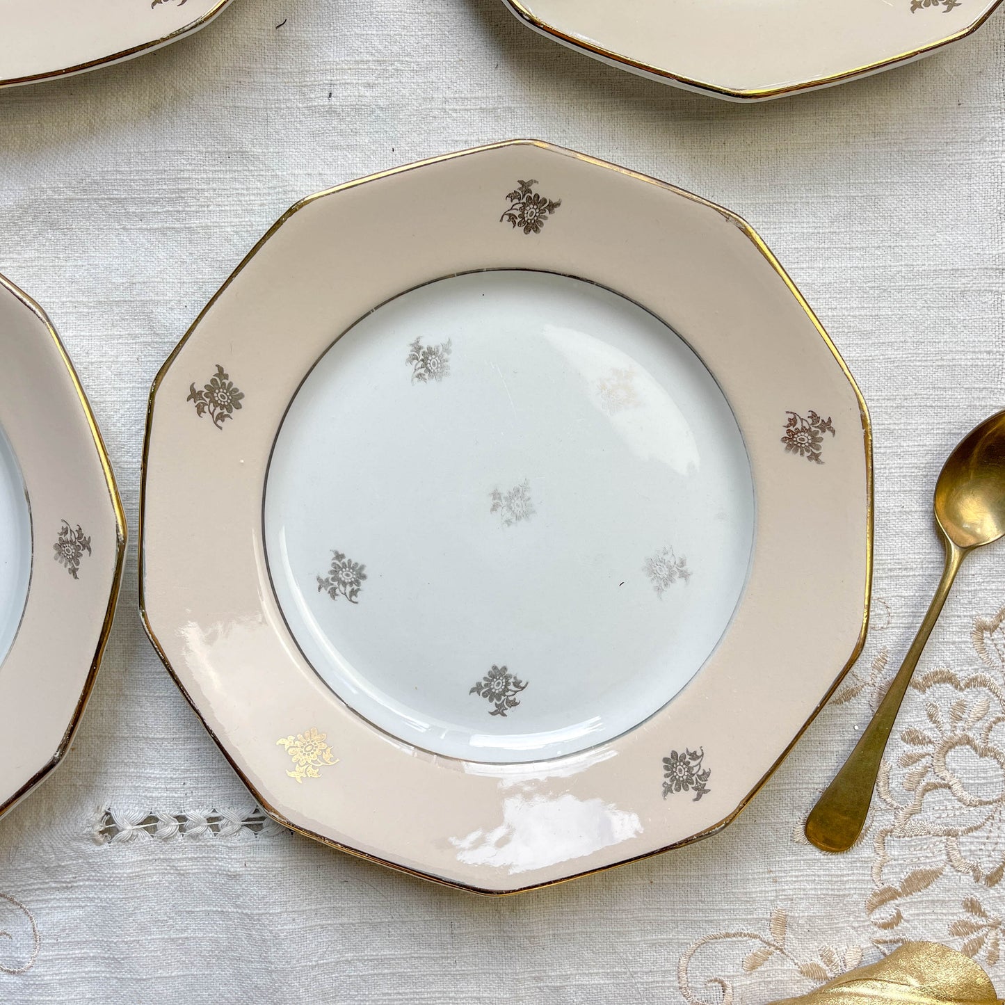 Lot de 8 petites assiettes dépareillées en porcelaine française des années 1950, 4 Limoges à motif oiseaux dorés et 4 Moulin des Loups à bordure crème, décor floral doré, style vintage