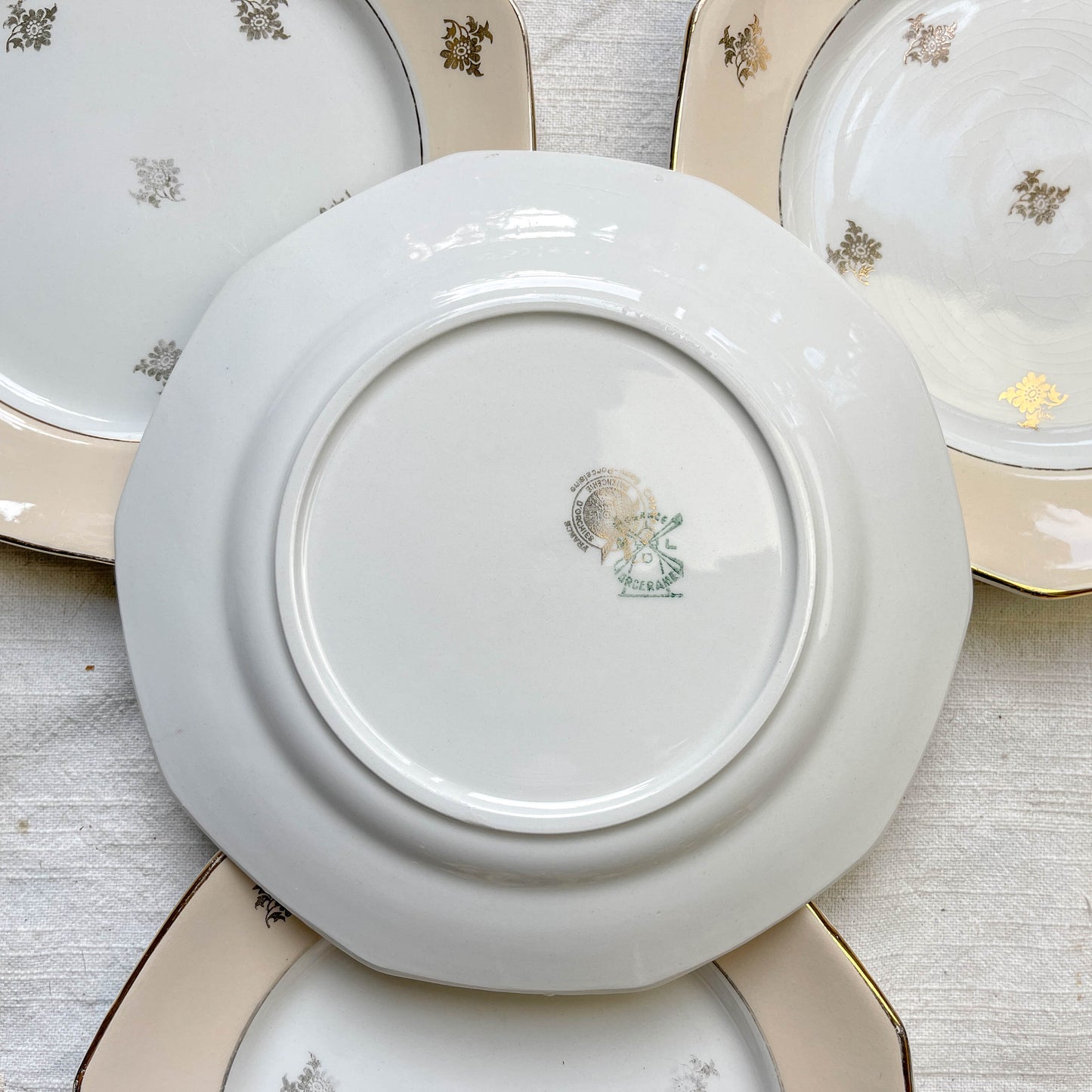 Lot de 8 petites assiettes dépareillées en porcelaine française des années 1950, 4 Limoges à motif oiseaux dorés et 4 Moulin des Loups à bordure crème, décor floral doré, style vintage