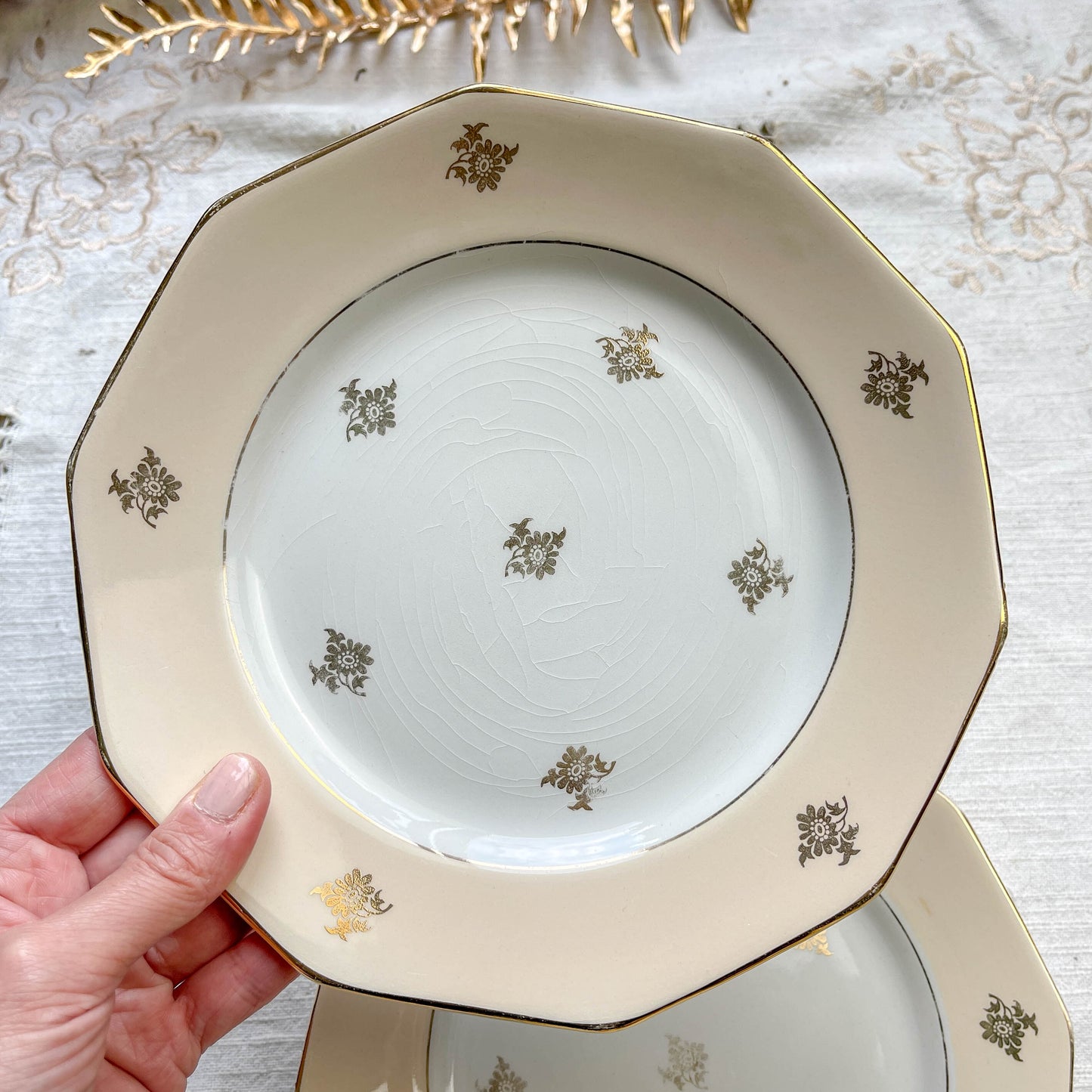 Lot de 8 petites assiettes dépareillées en porcelaine française des années 1950, 4 Limoges à motif oiseaux dorés et 4 Moulin des Loups à bordure crème, décor floral doré, style vintage
