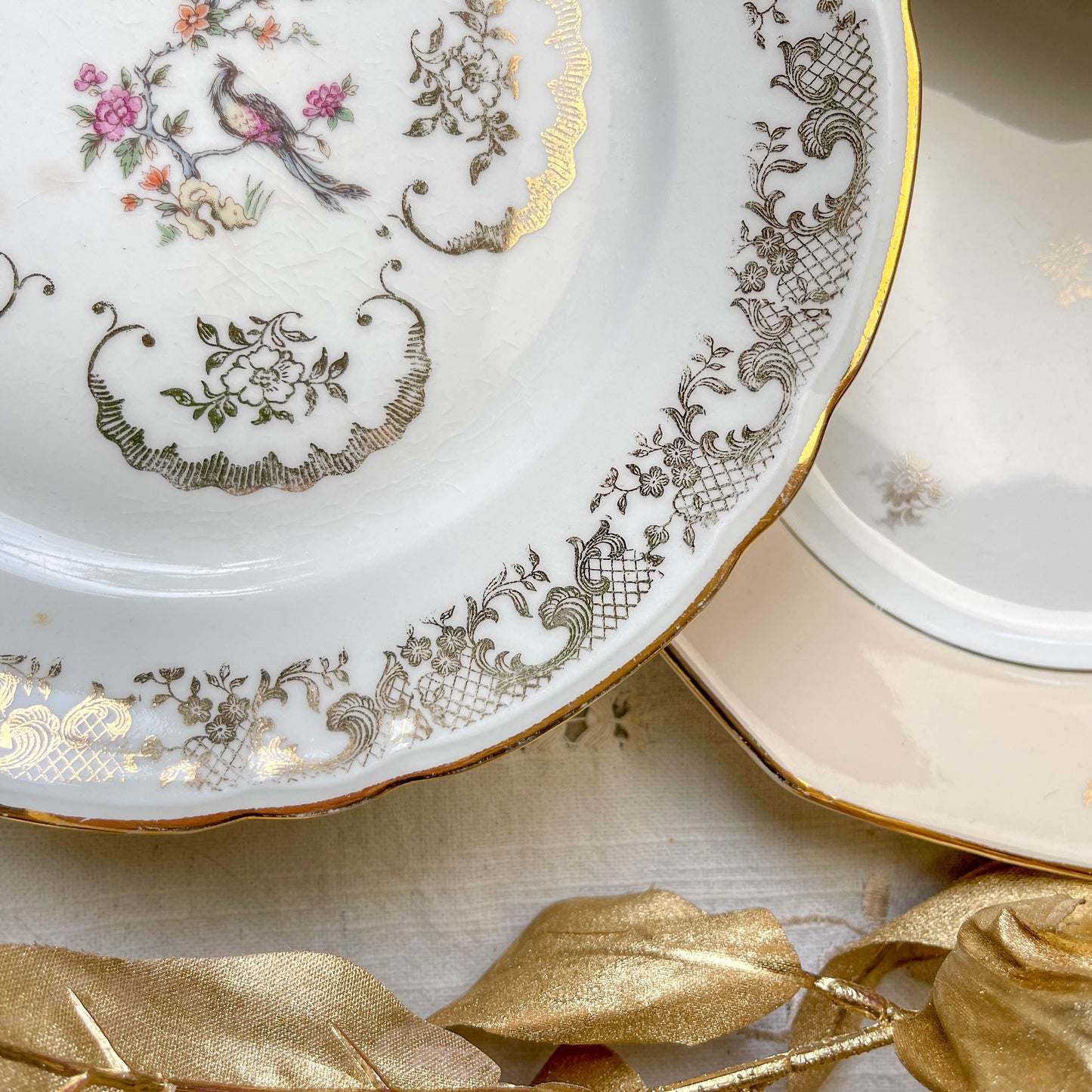 Lot de 8 petites assiettes dépareillées en porcelaine française des années 1950, 4 Limoges à motif oiseaux dorés et 4 Moulin des Loups à bordure crème, décor floral doré, style vintage
