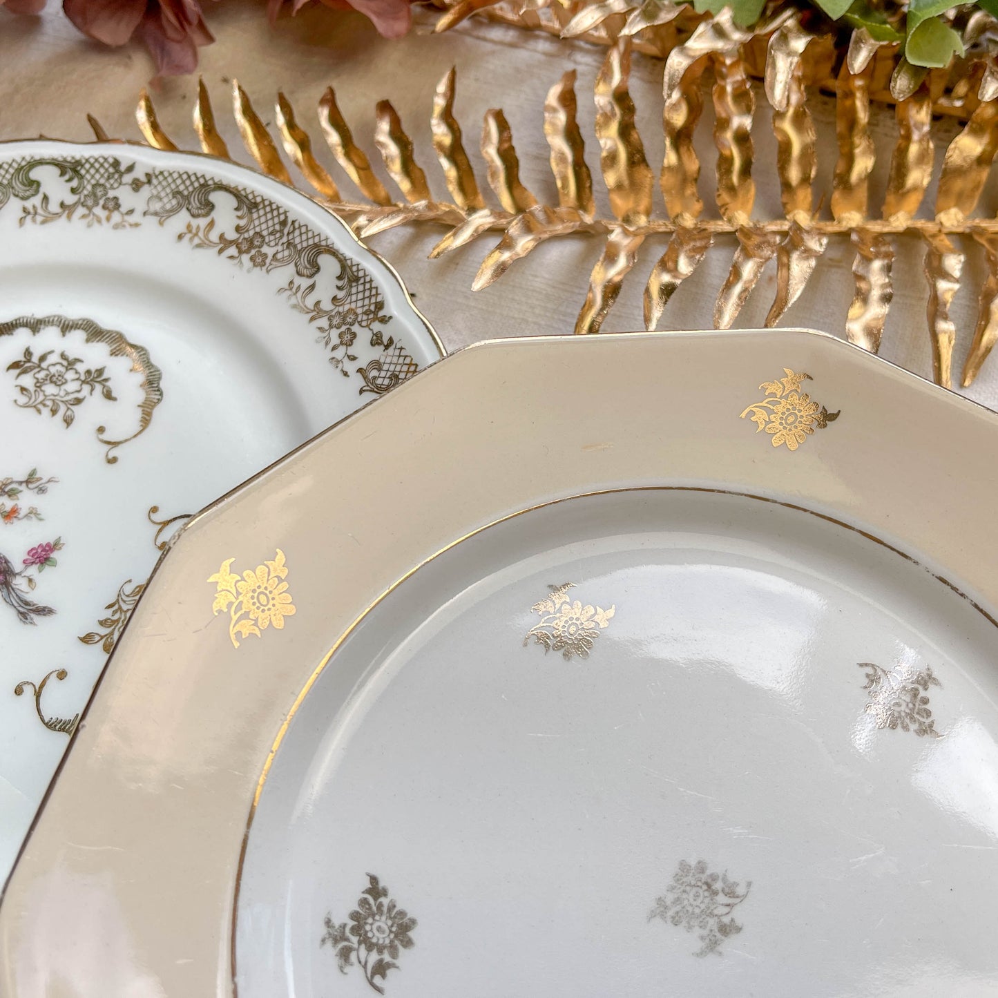 Lot de 8 petites assiettes dépareillées en porcelaine française des années 1950, 4 Limoges à motif oiseaux dorés et 4 Moulin des Loups à bordure crème, décor floral doré, style vintage
