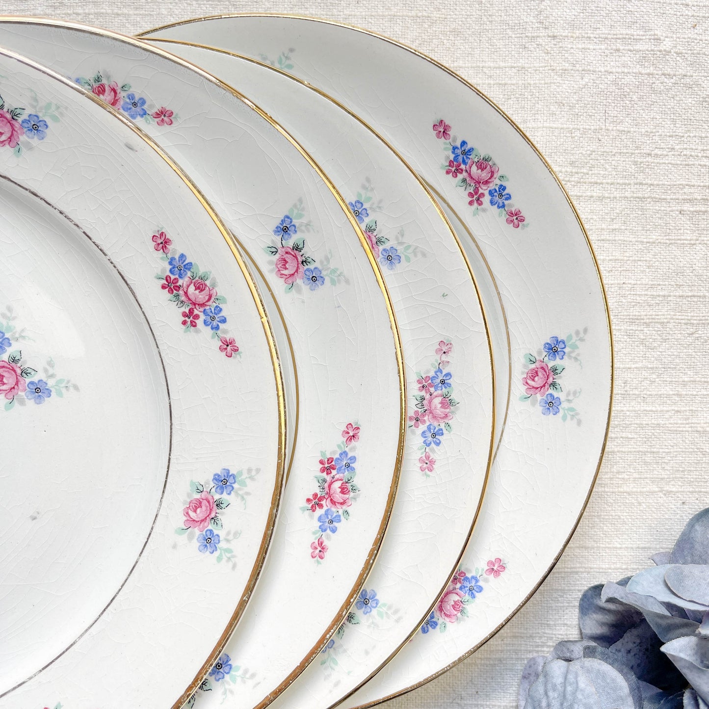 Lot de 6 petites assiettes en porcelaine vintage de Salins, décor floral bleu et rose, dorure.