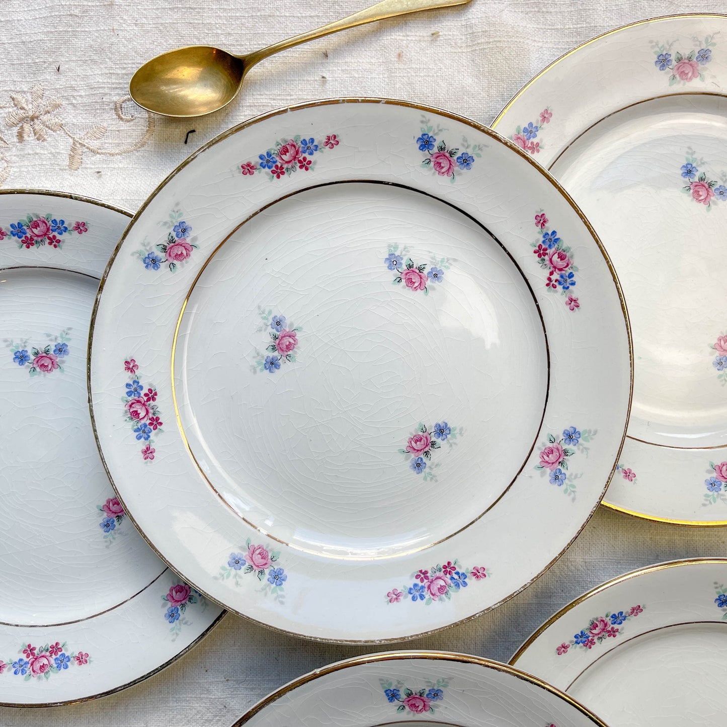 Lot de 6 petites assiettes en porcelaine vintage de Salins, décor floral bleu et rose, dorure.