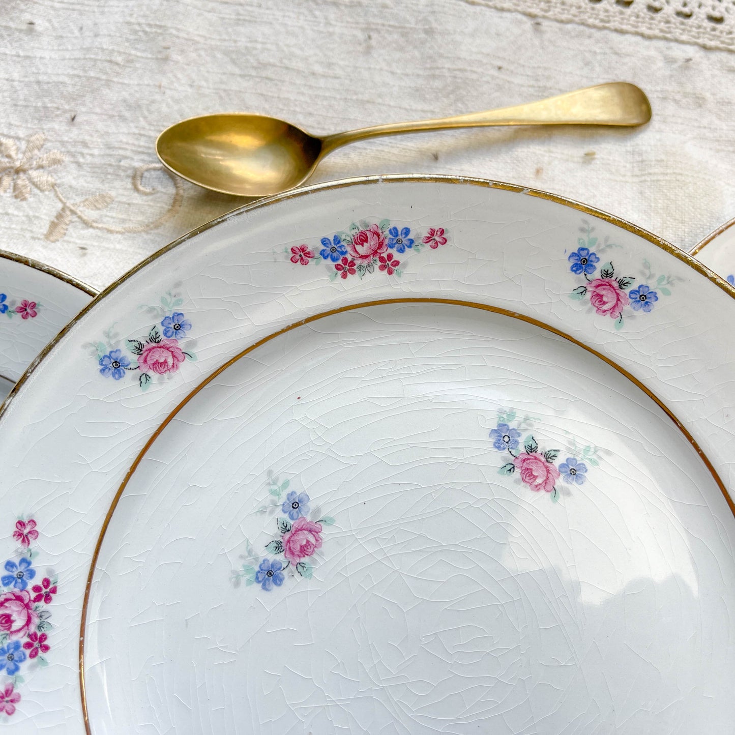 Lot de 6 petites assiettes en porcelaine vintage de Salins, décor floral bleu et rose, dorure.