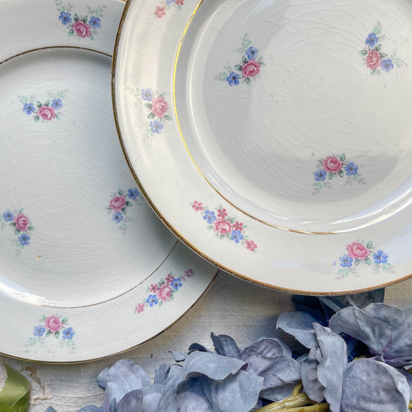 Lot de 6 petites assiettes en porcelaine vintage de Salins, décor floral bleu et rose, dorure.