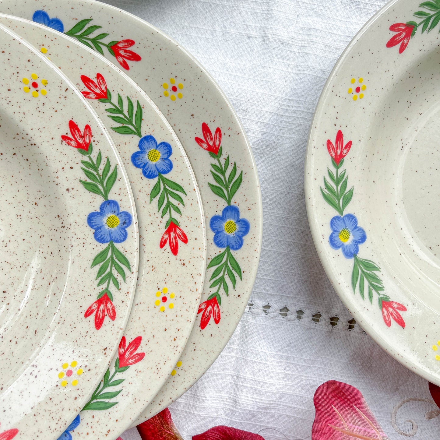 5 Assiettes creuses en grès beige moucheté motif fleuri Tulowice Poland 1970