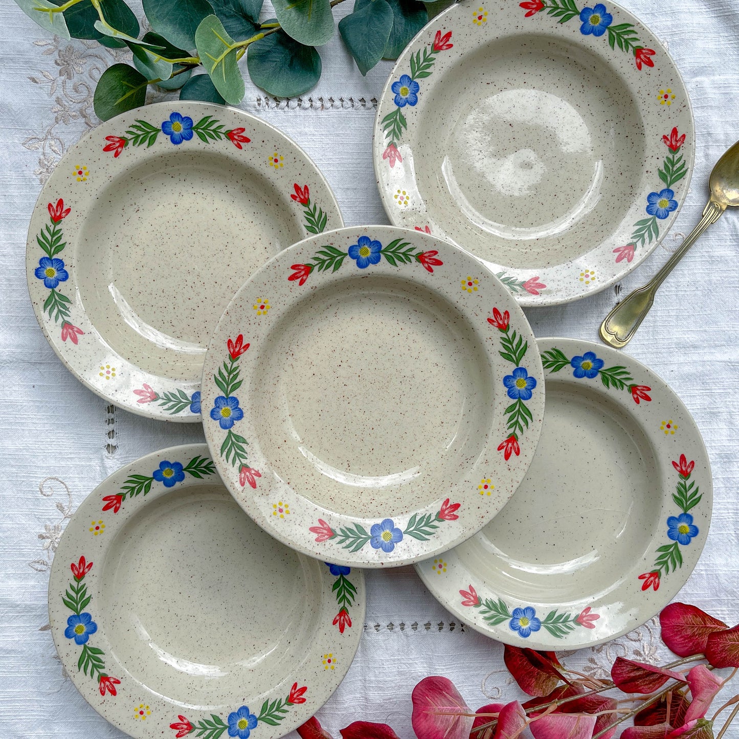 5 Assiettes creuses en grès beige moucheté motif fleuri Tulowice Poland 1970