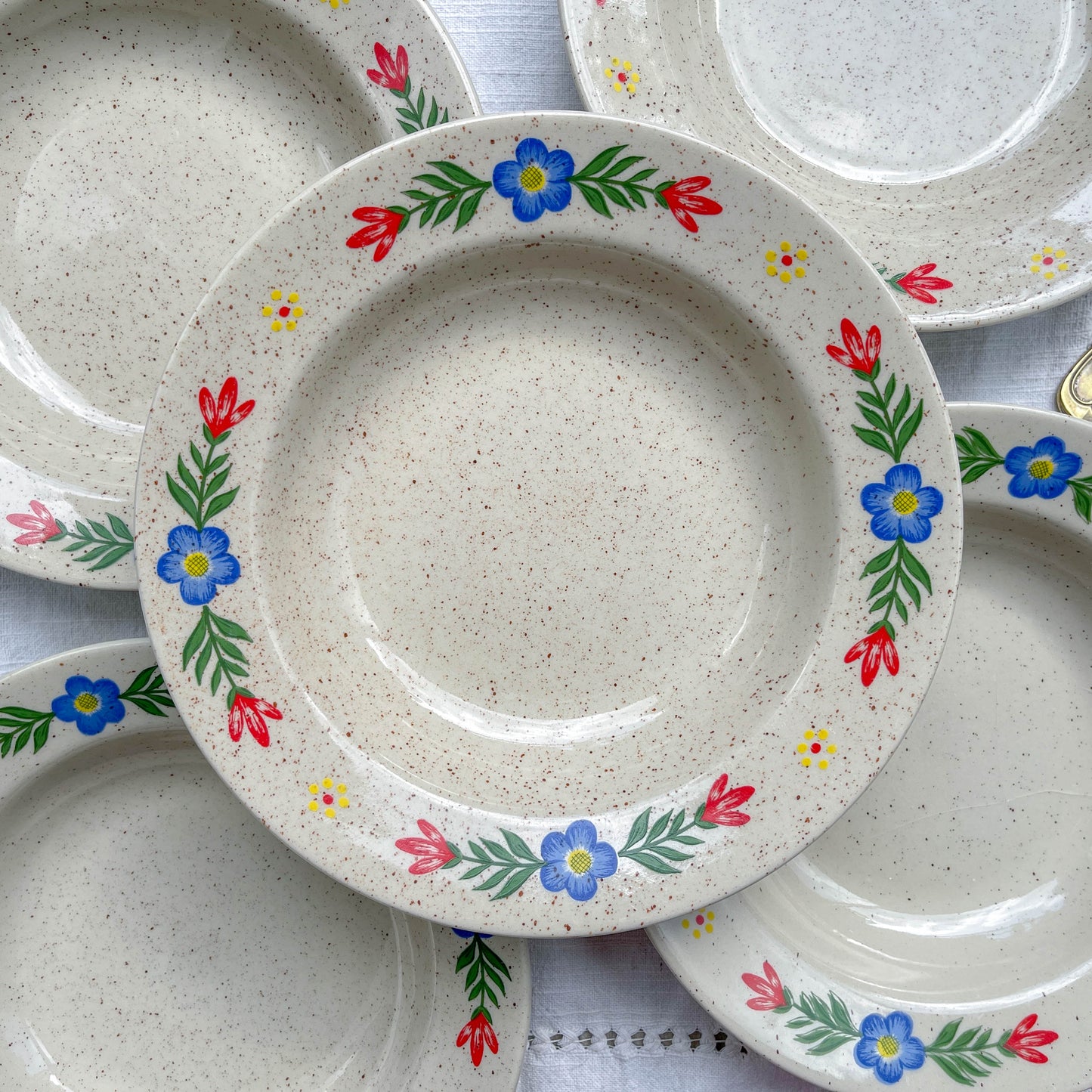 5 Assiettes creuses en grès beige moucheté motif fleuri Tulowice Poland 1970