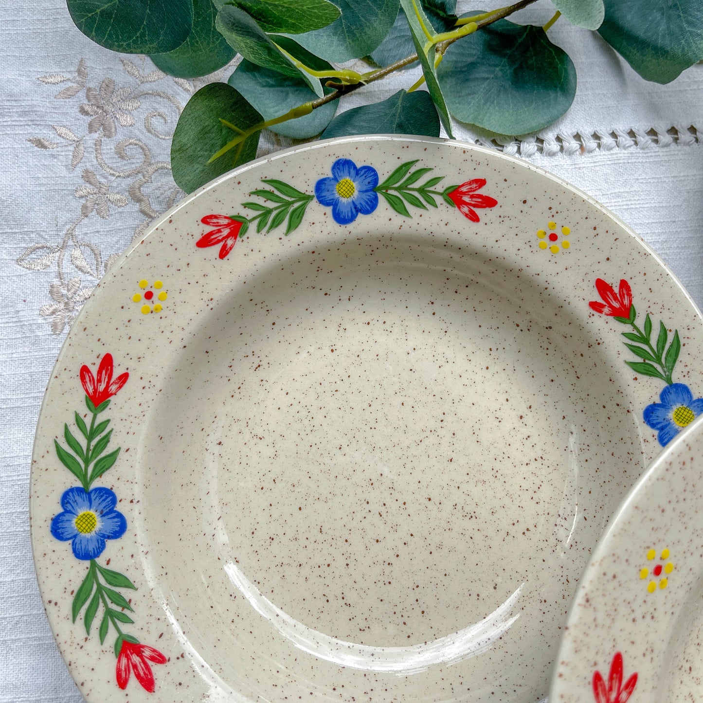 5 Assiettes creuses en grès beige moucheté motif fleuri Tulowice Poland 1970