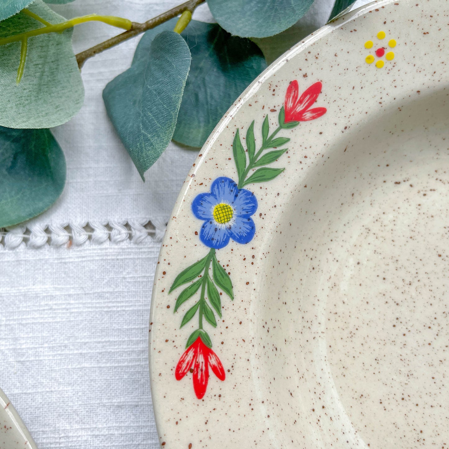 5 Assiettes creuses en grès beige moucheté motif fleuri Tulowice Poland 1970