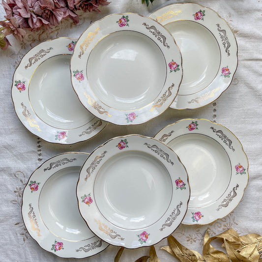 6 assiettes creuses vintage en faïence blanche décor fleuri bleu et rouge, modèle "Marie-Laure" de Gien, fabrication française des années 1950, style rétro et champêtre.