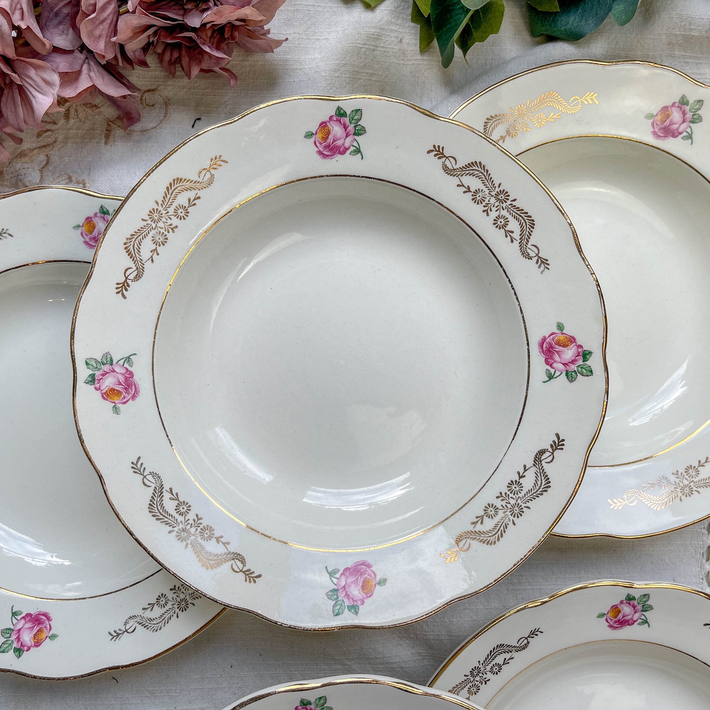 6 assiettes creuses vintage en faïence blanche décor fleuri bleu et rouge, modèle "Marie-Laure" de Gien, fabrication française des années 1950, style rétro et champêtre.