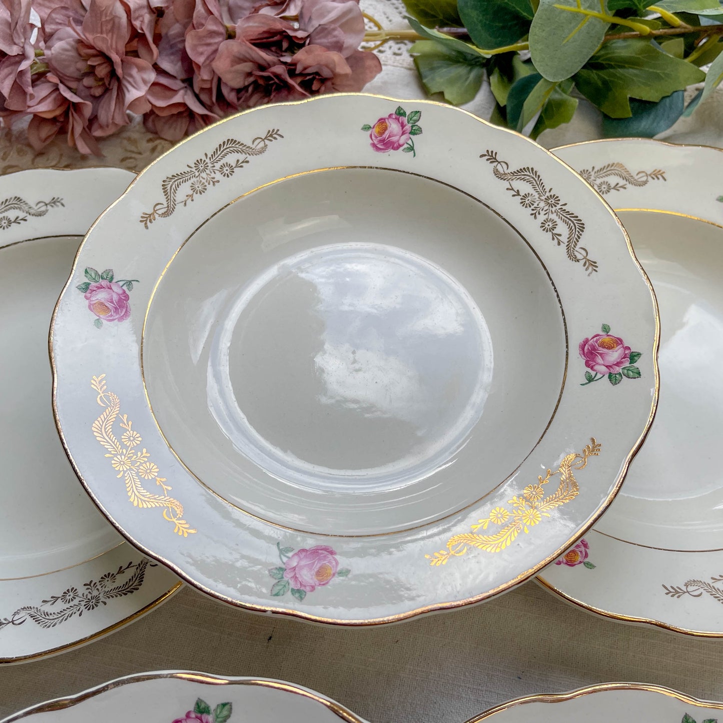 6 assiettes creuses vintage en faïence blanche décor fleuri bleu et rouge, modèle "Marie-Laure" de Gien, fabrication française des années 1950, style rétro et champêtre.