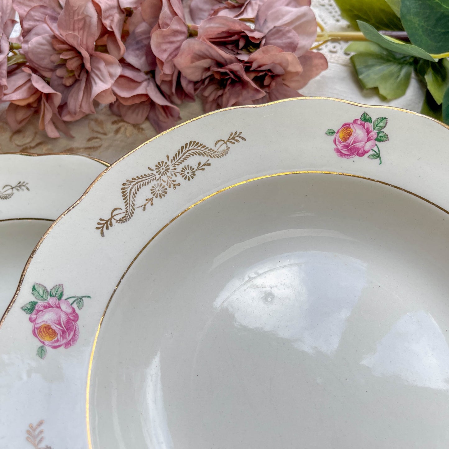 6 assiettes creuses vintage en faïence blanche décor fleuri bleu et rouge, modèle "Marie-Laure" de Gien, fabrication française des années 1950, style rétro et champêtre.