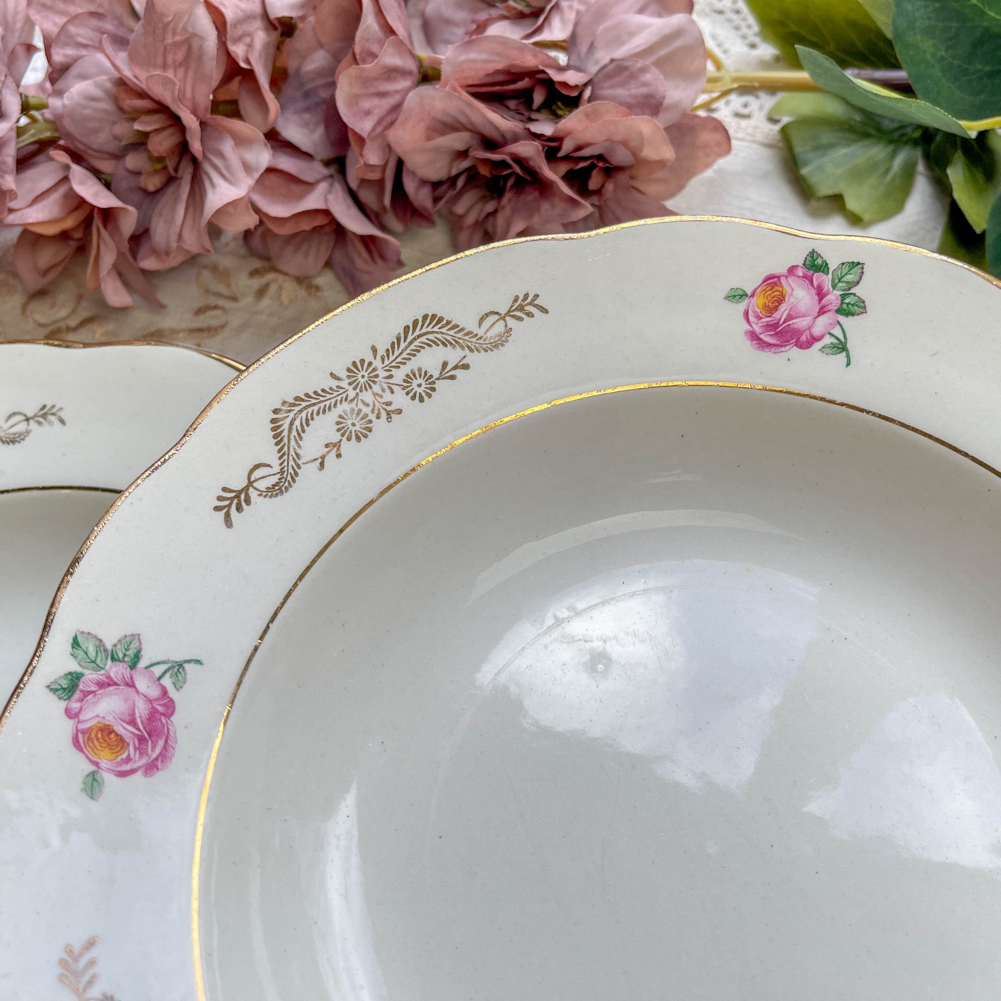 6 assiettes creuses vintage en faïence blanche décor fleuri bleu et rouge, modèle "Marie-Laure" de Gien, fabrication française des années 1950, style rétro et champêtre.