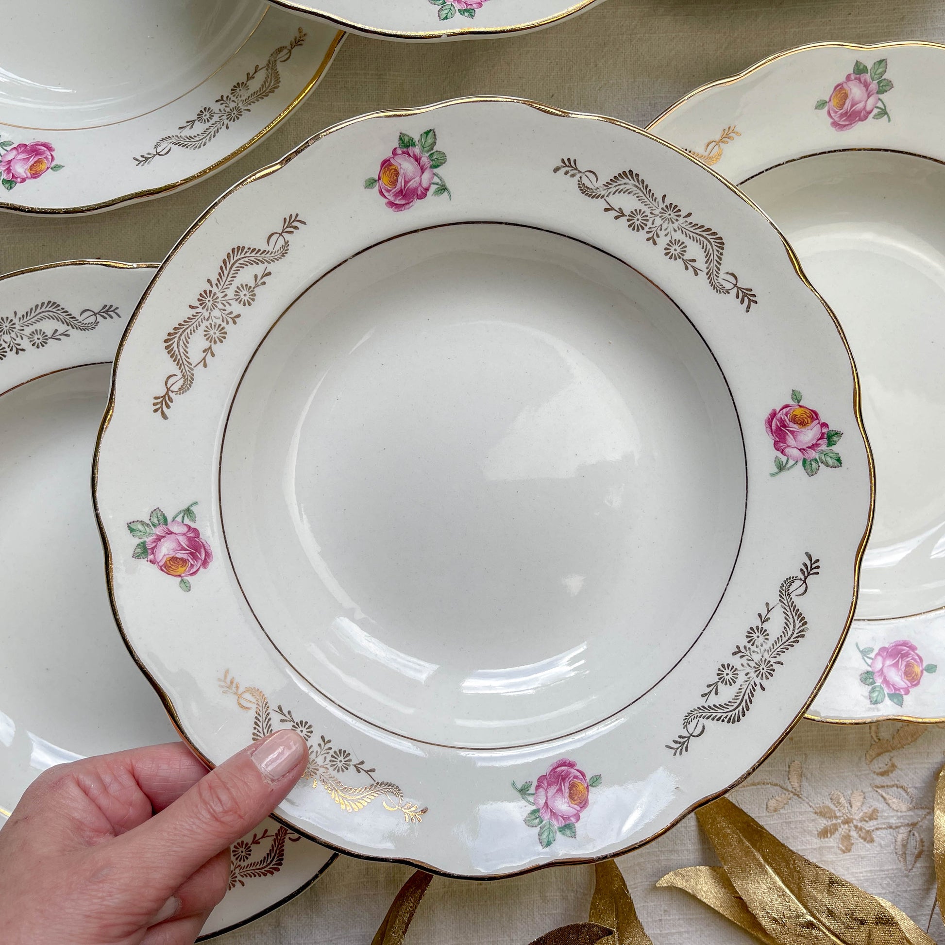 6 assiettes creuses vintage en faïence blanche décor fleuri bleu et rouge, modèle "Marie-Laure" de Gien, fabrication française des années 1950, style rétro et champêtre.