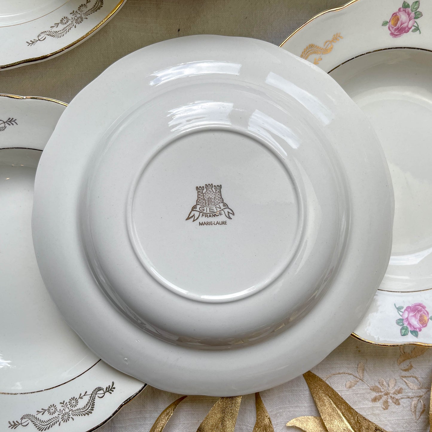 6 assiettes creuses vintage en faïence blanche décor fleuri bleu et rouge, modèle "Marie-Laure" de Gien, fabrication française des années 1950, style rétro et champêtre.