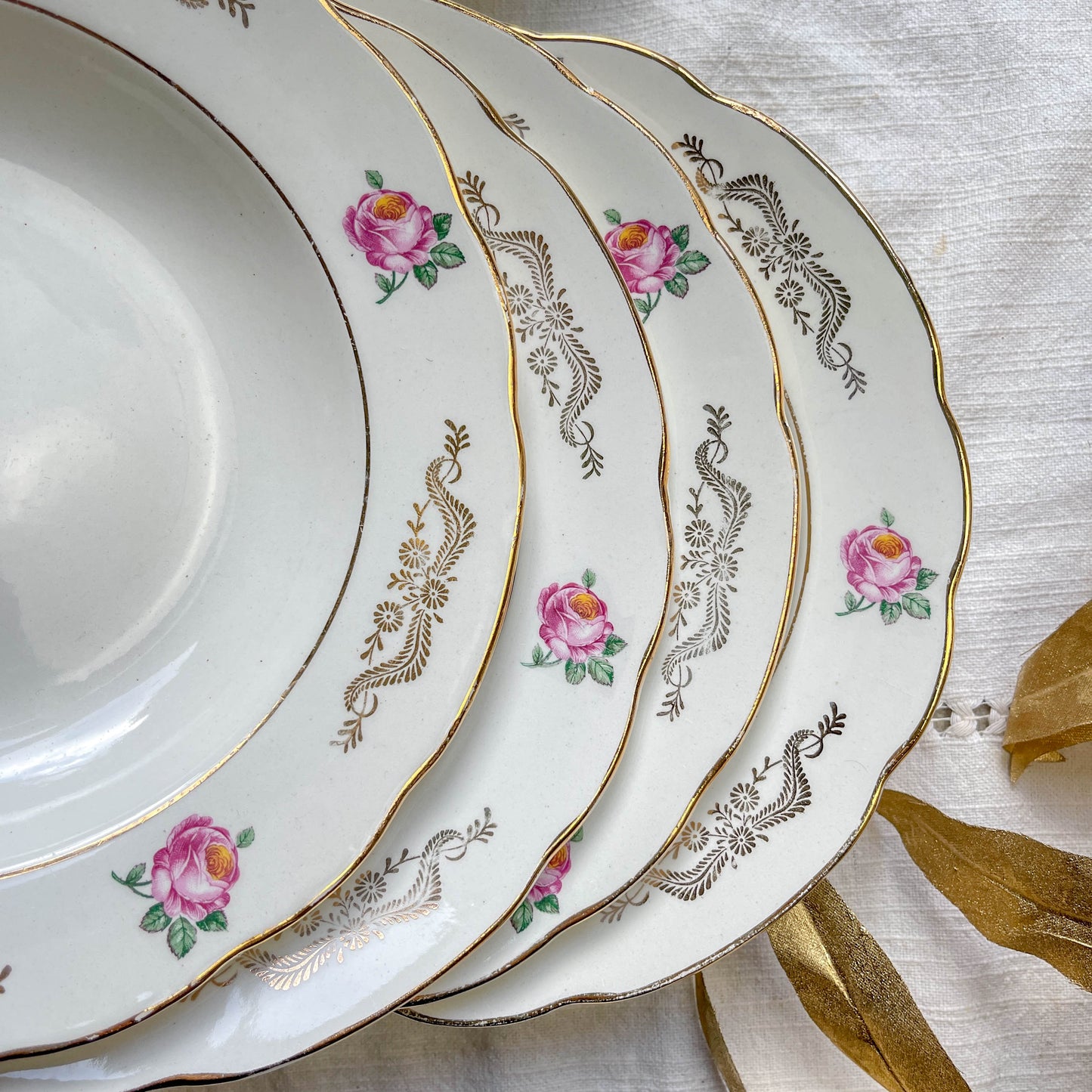 6 assiettes creuses vintage en faïence blanche décor fleuri bleu et rouge, modèle "Marie-Laure" de Gien, fabrication française des années 1950, style rétro et champêtre.