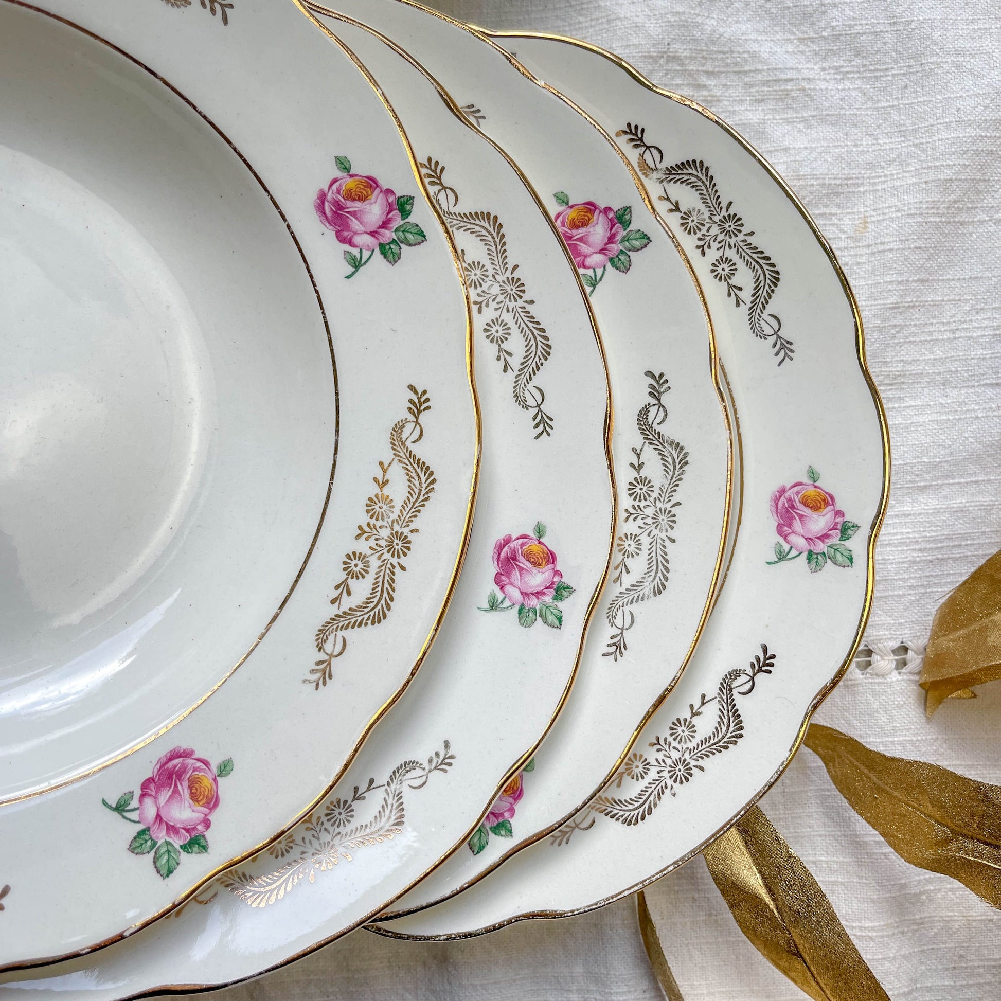 6 assiettes creuses vintage en faïence blanche décor fleuri bleu et rouge, modèle "Marie-Laure" de Gien, fabrication française des années 1950, style rétro et champêtre.