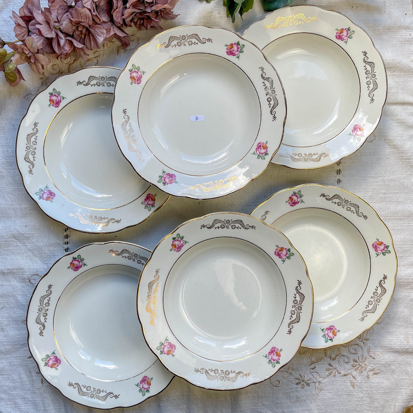 6 assiettes creuses vintage en faïence blanche décor fleuri bleu et rouge, modèle "Marie-Laure" de Gien, fabrication française des années 1950, style rétro et champêtre.