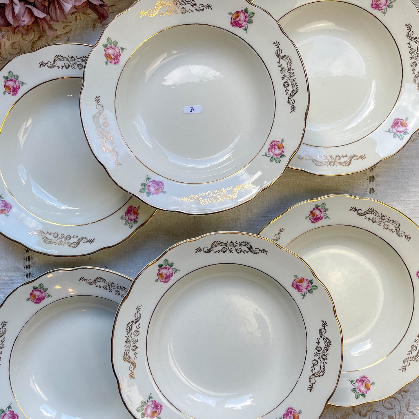 6 assiettes creuses vintage en faïence blanche décor fleuri bleu et rouge, modèle "Marie-Laure" de Gien, fabrication française des années 1950, style rétro et champêtre.
