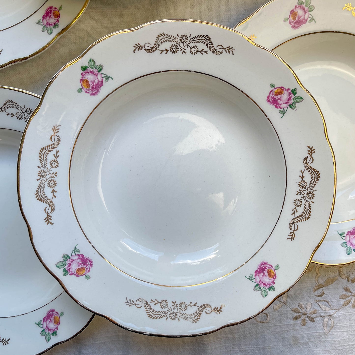 6 assiettes creuses vintage en faïence blanche décor fleuri bleu et rouge, modèle "Marie-Laure" de Gien, fabrication française des années 1950, style rétro et champêtre.