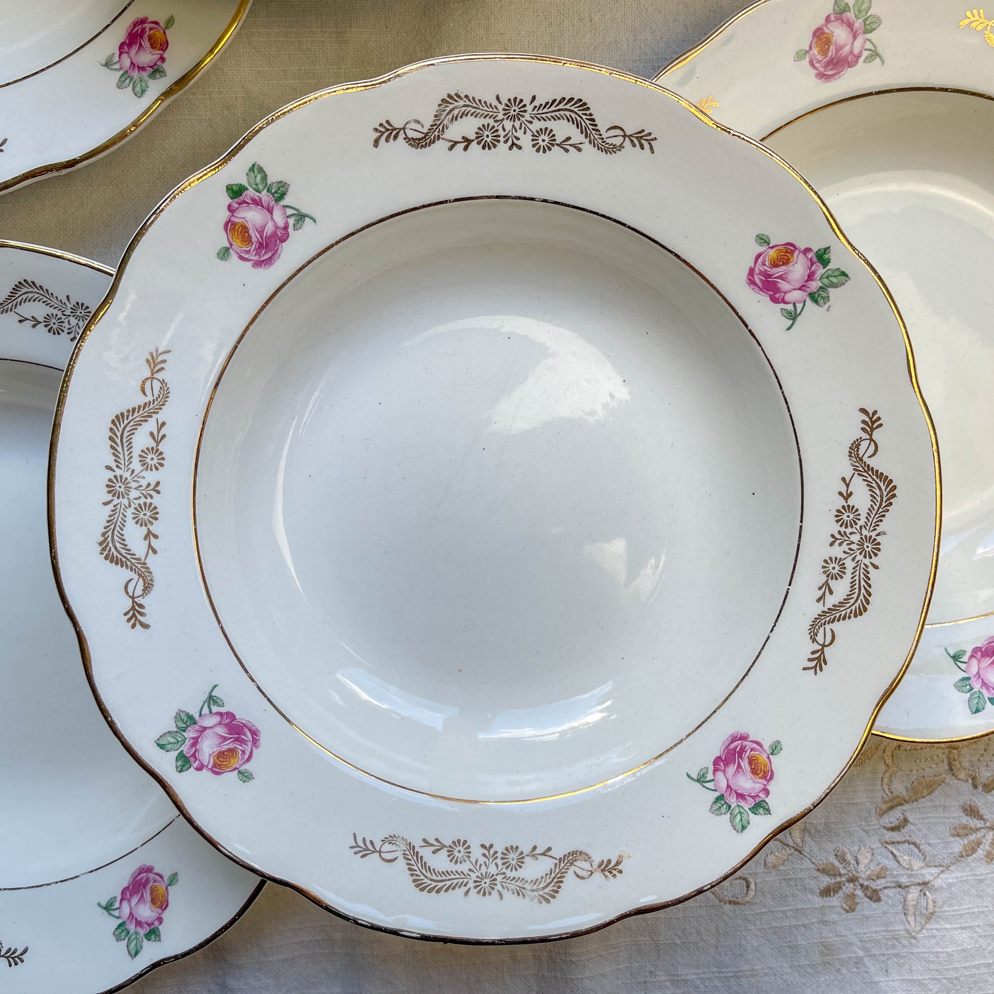 6 assiettes creuses vintage en faïence blanche décor fleuri bleu et rouge, modèle "Marie-Laure" de Gien, fabrication française des années 1950, style rétro et champêtre.