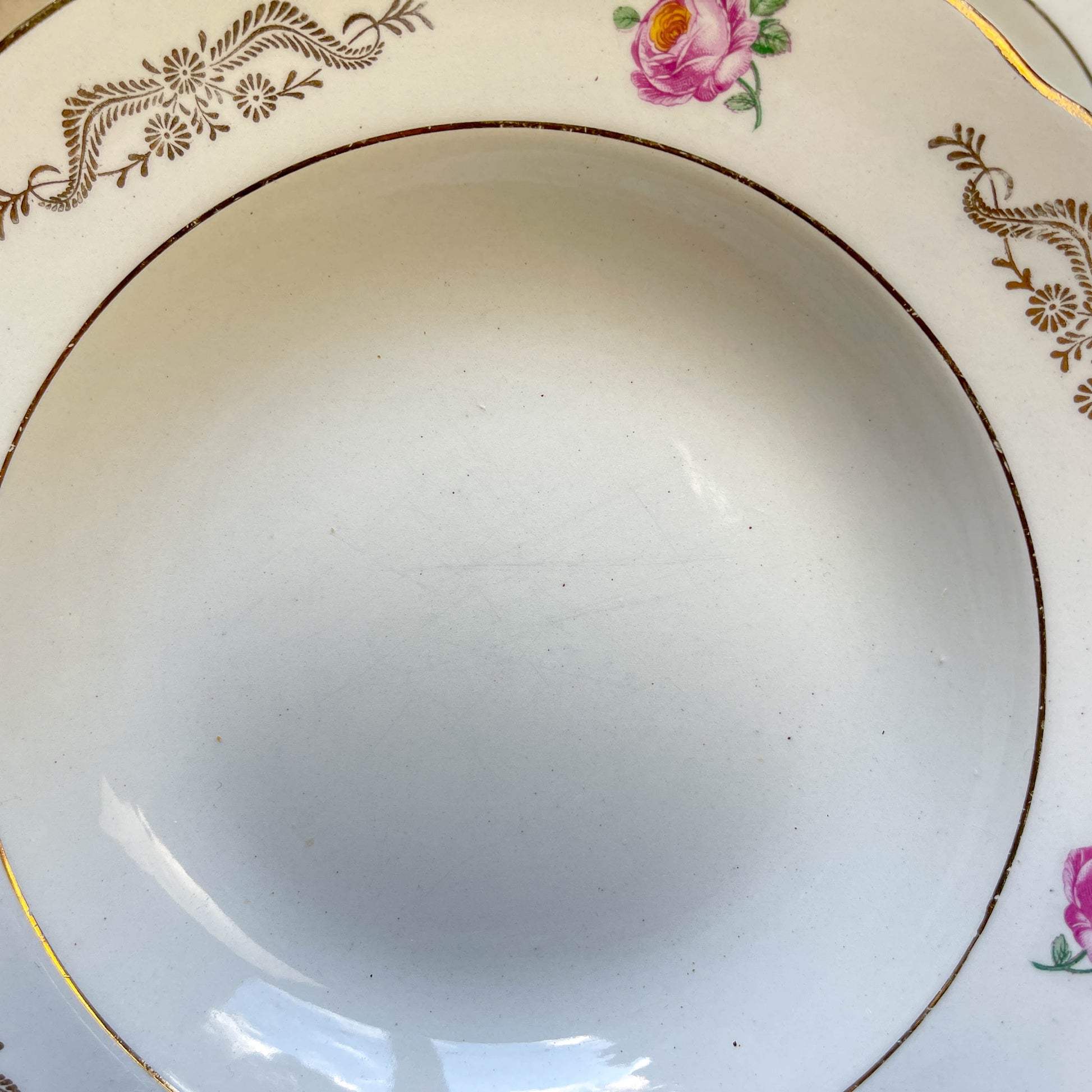 6 assiettes creuses vintage en faïence blanche décor fleuri bleu et rouge, modèle "Marie-Laure" de Gien, fabrication française des années 1950, style rétro et champêtre.