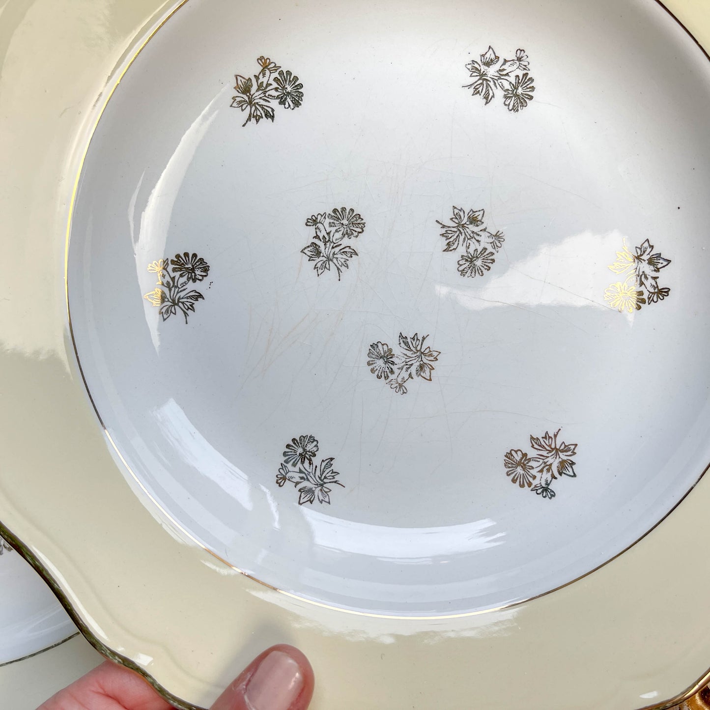 Assiettes vintage en porcelaine blanche ornées d’un motif floral doré et d’une bordure jaune pastel – Fabrication L'Amandinoise, années 1950