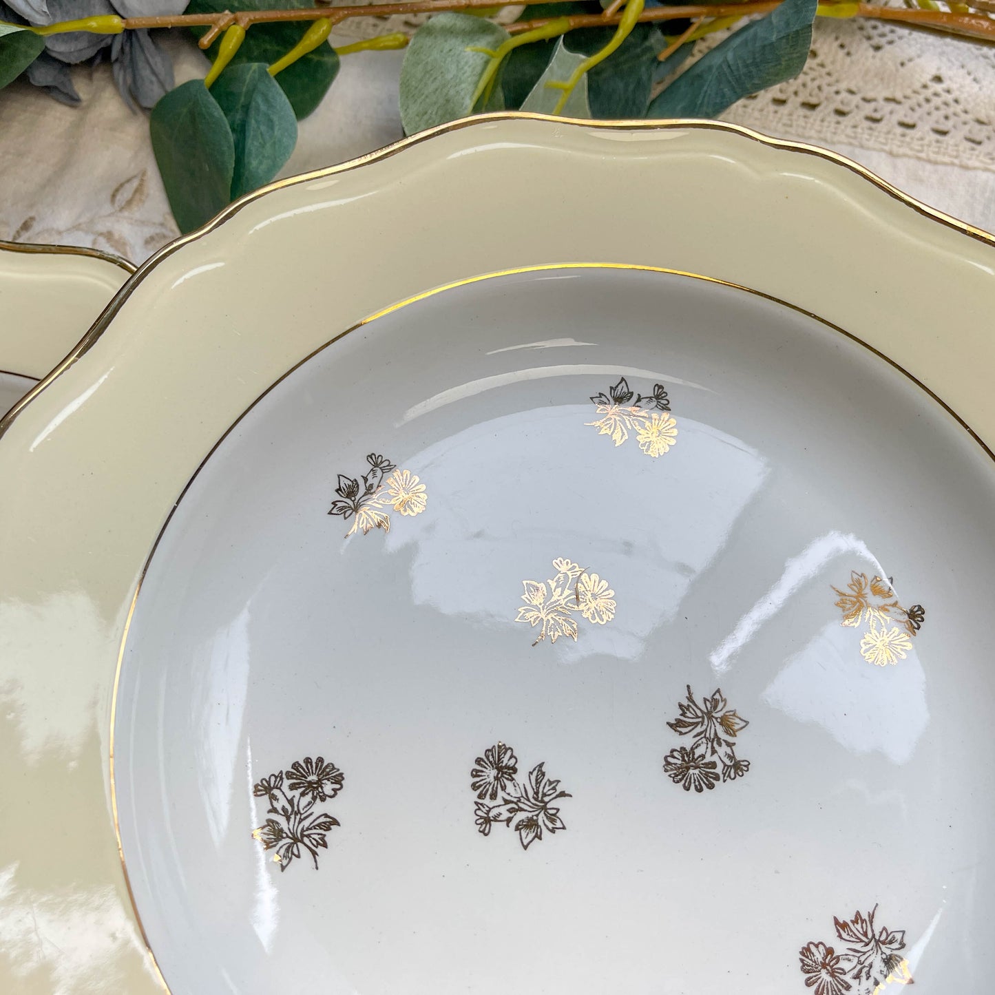 Assiettes vintage en porcelaine blanche ornées d’un motif floral doré et d’une bordure jaune pastel – Fabrication L'Amandinoise, années 1950