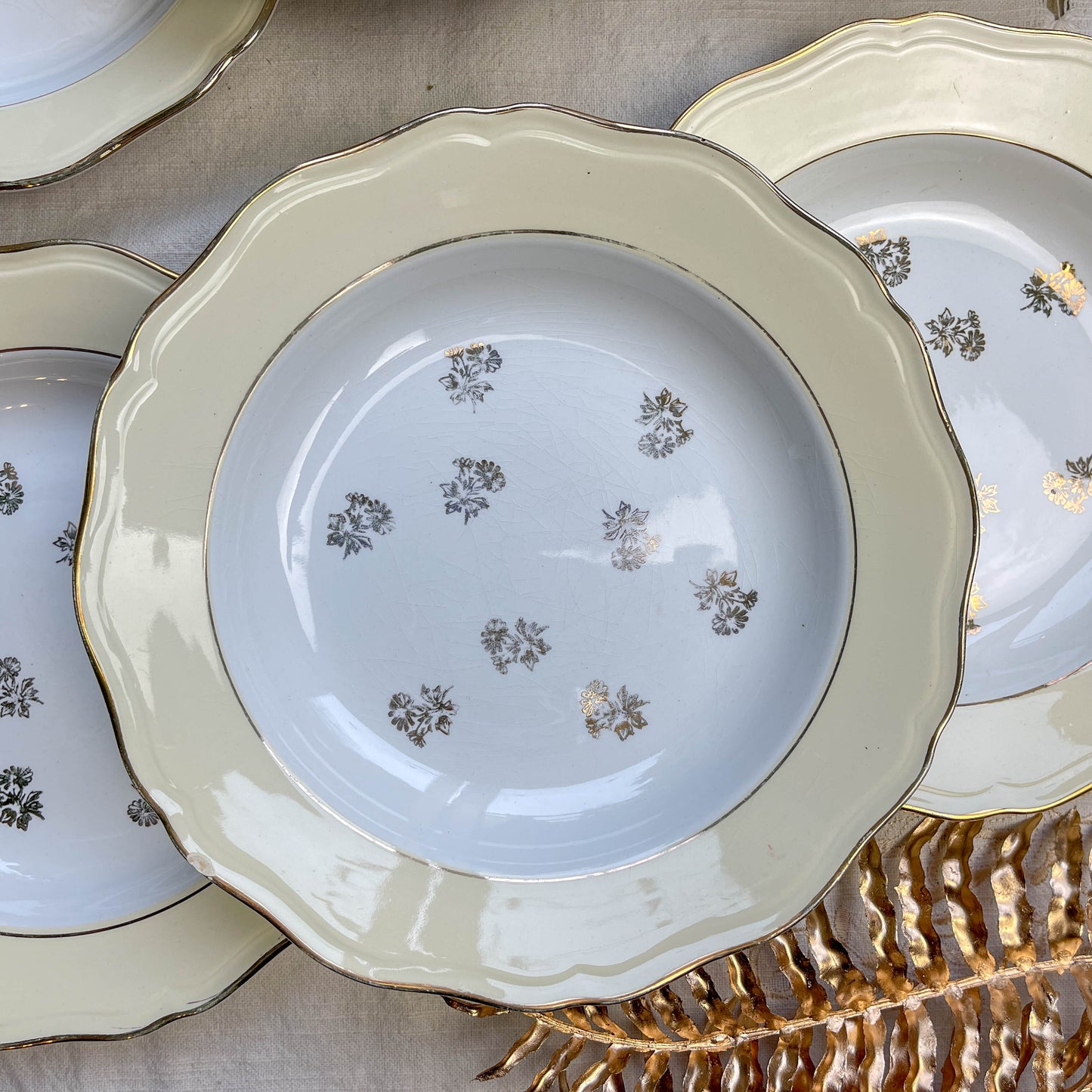 Assiettes vintage en porcelaine blanche ornées d’un motif floral doré et d’une bordure jaune pastel – Fabrication L'Amandinoise, années 1950