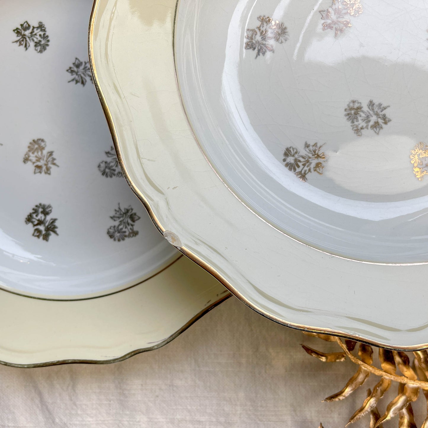 Assiettes vintage en porcelaine blanche ornées d’un motif floral doré et d’une bordure jaune pastel – Fabrication L'Amandinoise, années 1950