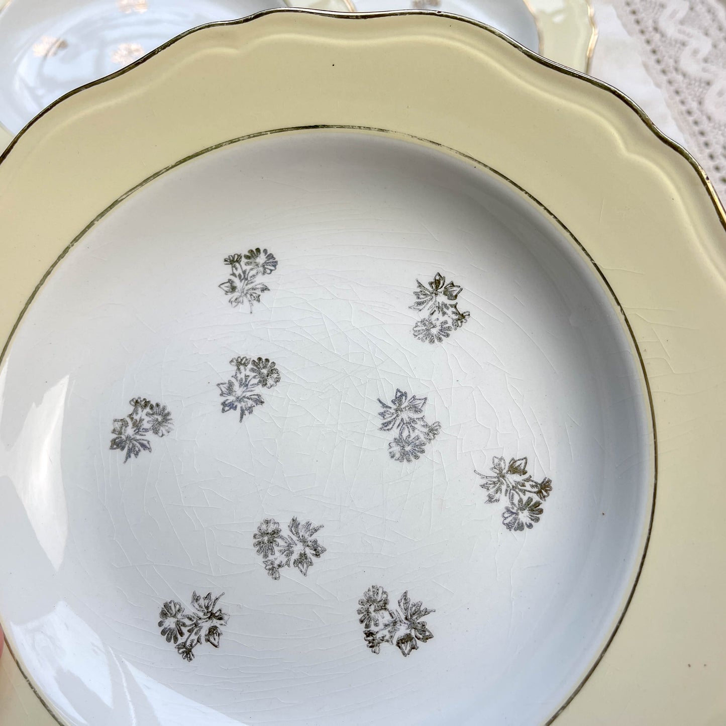 Assiettes vintage en porcelaine blanche ornées d’un motif floral doré et d’une bordure jaune pastel – Fabrication L'Amandinoise, années 1950
