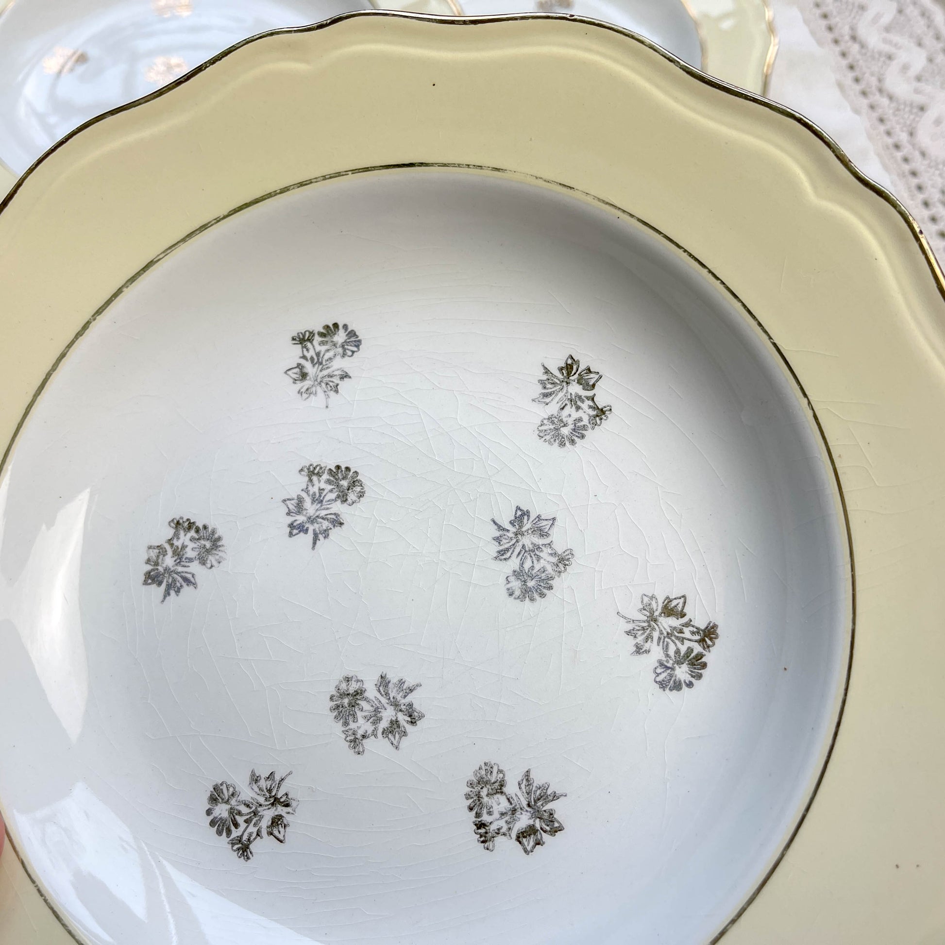 Assiettes vintage en porcelaine blanche ornées d’un motif floral doré et d’une bordure jaune pastel – Fabrication L'Amandinoise, années 1950