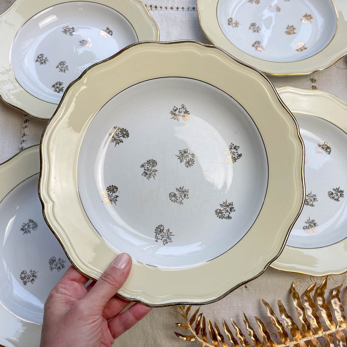 Assiettes vintage en porcelaine blanche ornées d’un motif floral doré et d’une bordure jaune pastel – Fabrication L'Amandinoise, années 1950