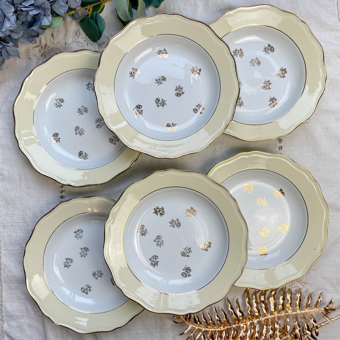 Assiettes vintage en porcelaine blanche ornées d’un motif floral doré et d’une bordure jaune pastel – Fabrication L'Amandinoise, années 1950