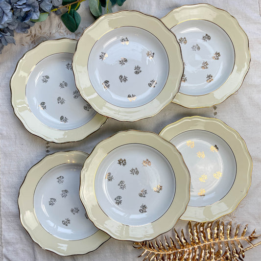 Assiettes vintage en porcelaine blanche ornées d’un motif floral doré et d’une bordure jaune pastel – Fabrication L'Amandinoise, années 1950