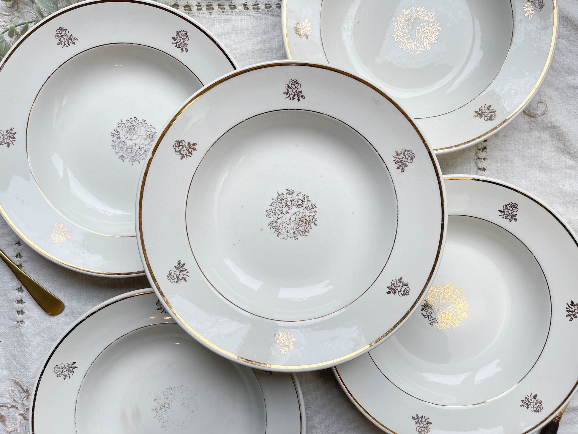 5 Assiettes creuses porcelaine vintage Française motif fleurs dorées