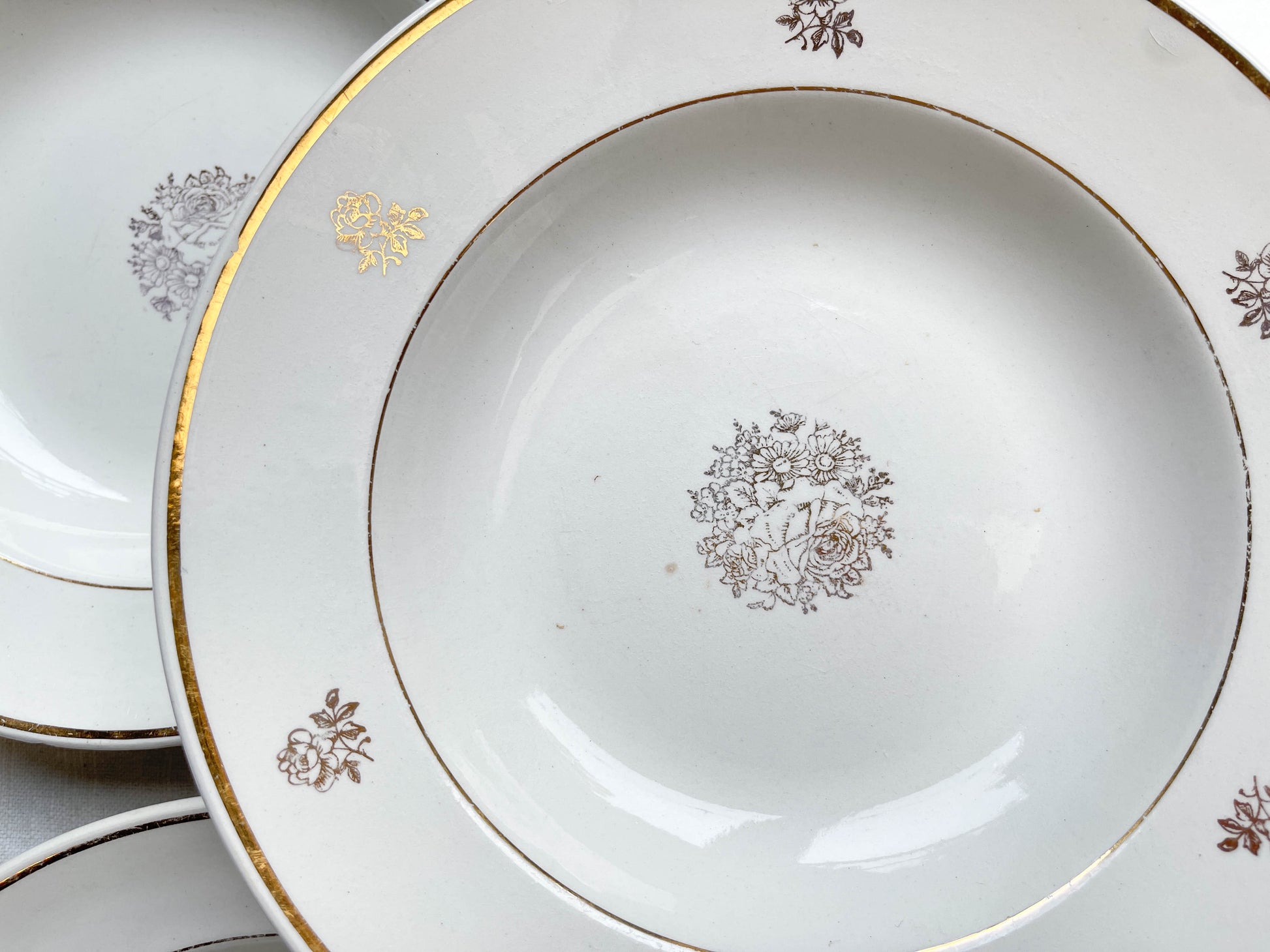 5 Assiettes creuses porcelaine vintage Française motif fleurs dorées