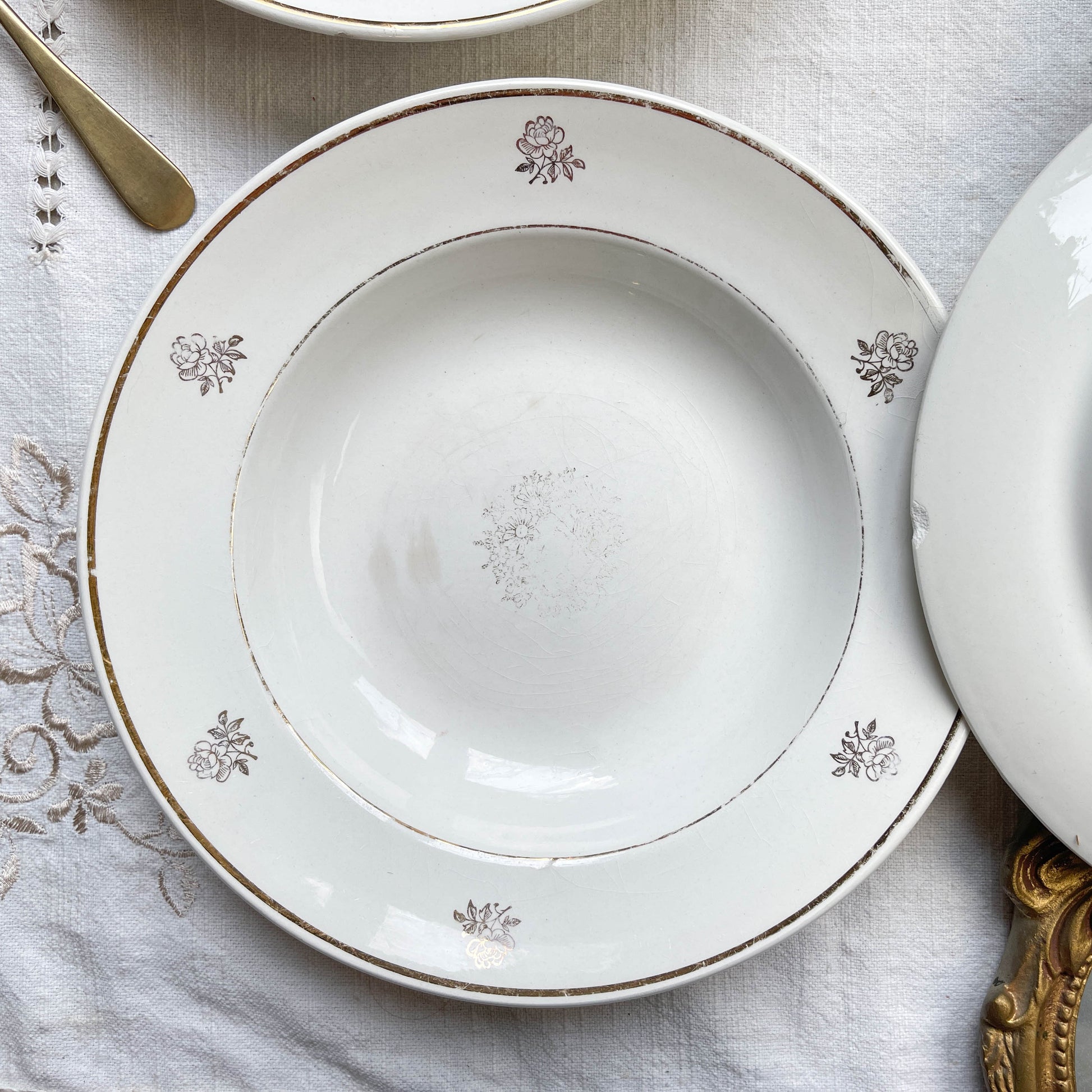 5 Assiettes creuses porcelaine vintage Française motif fleurs dorées