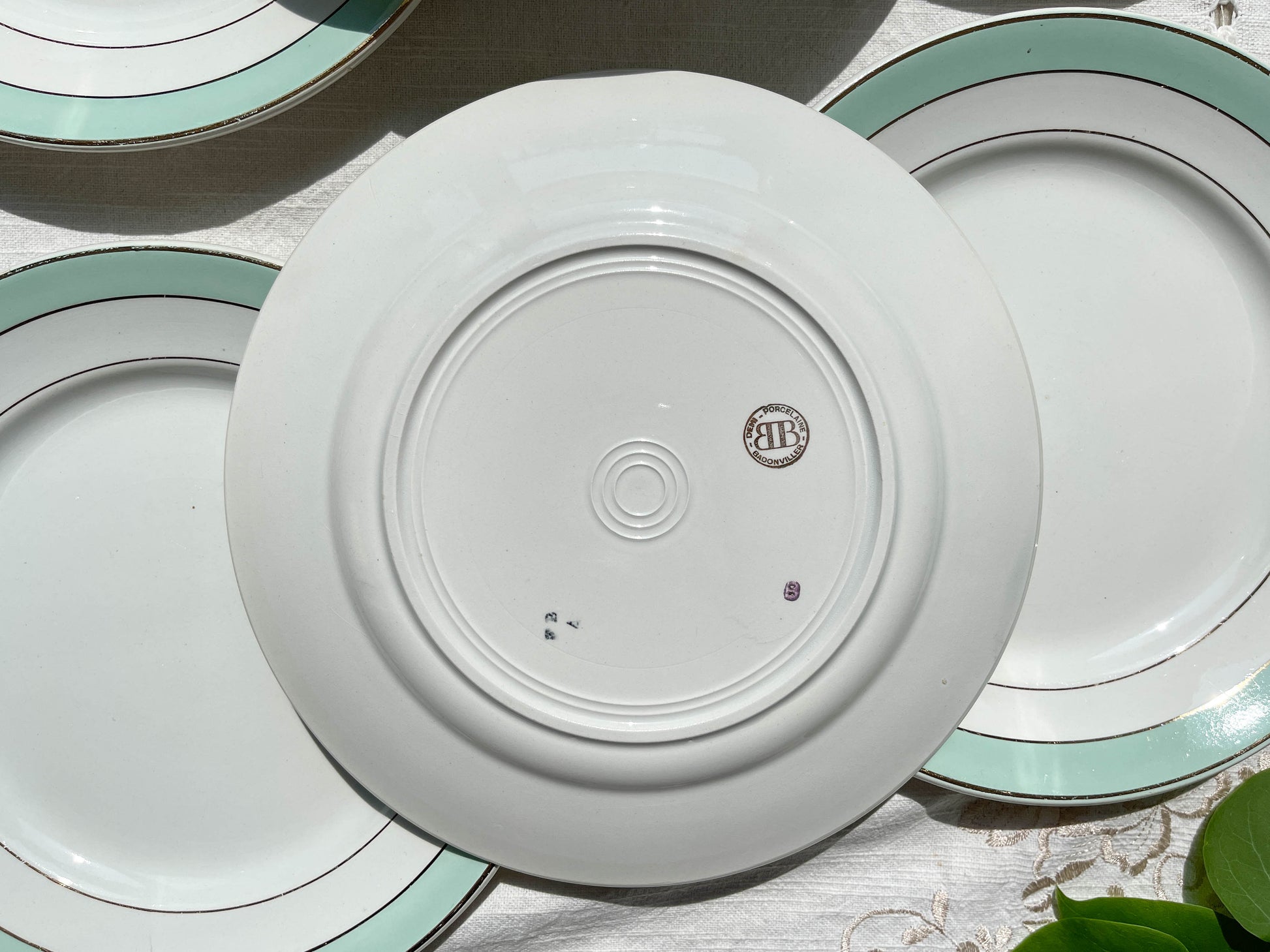4 Assiettes plates BADONVILLER en faïence blanche verte dorée