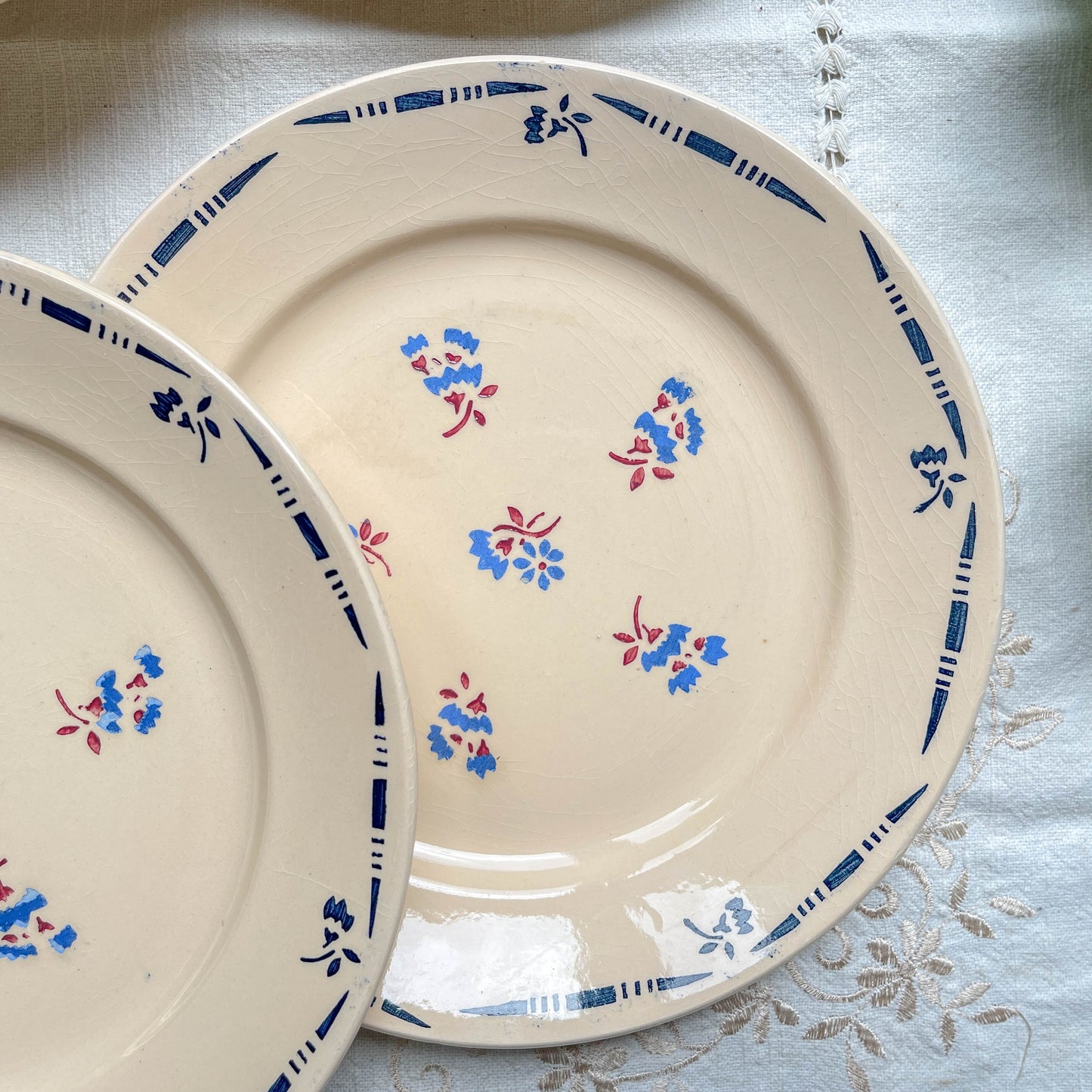 Lot de 6 assiettes plates en porcelaine vintage K&G Lunéville, modèle "Flore" des années 1950, décorées de petites fleurs bleues délicates.