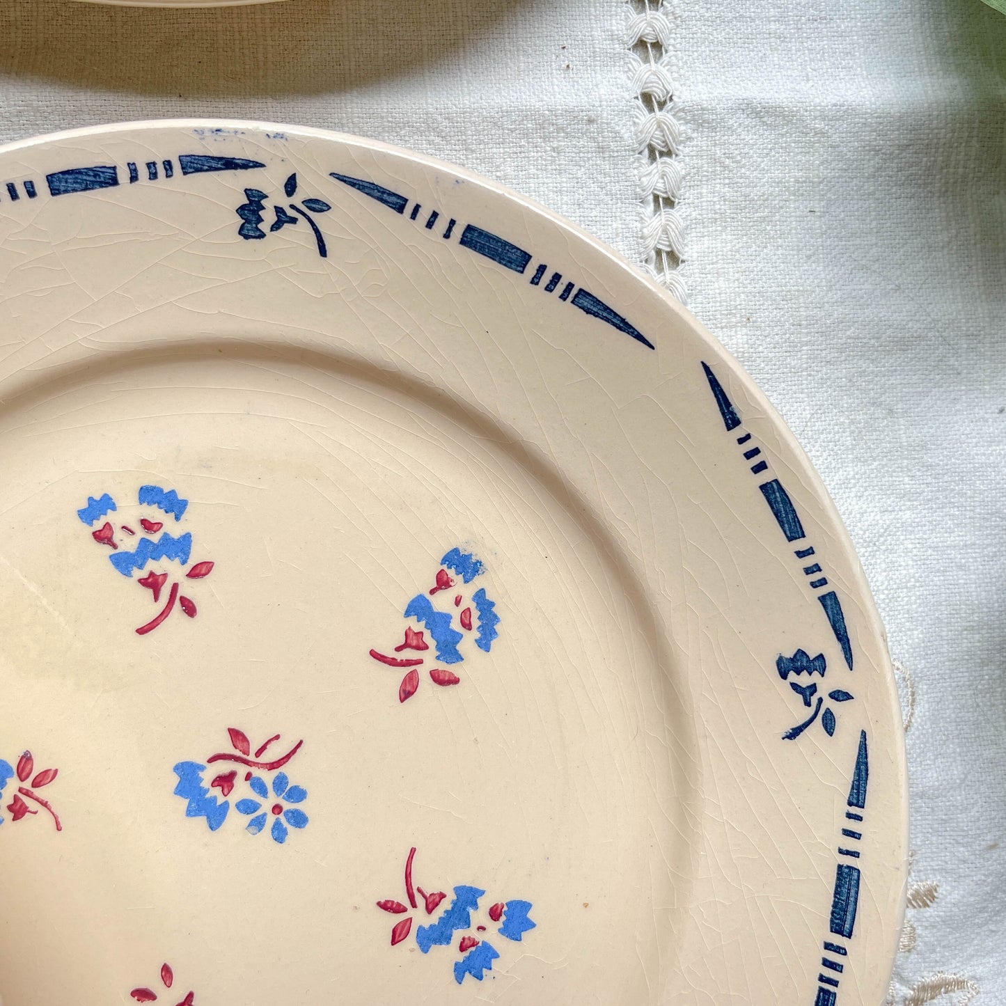 Lot de 6 assiettes plates en porcelaine vintage K&G Lunéville, modèle "Flore" des années 1950, décorées de petites fleurs bleues délicates.