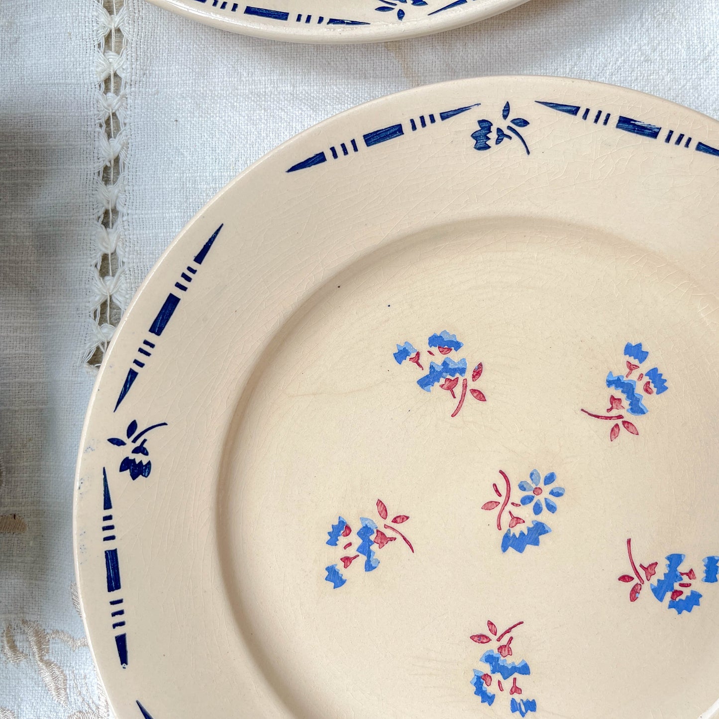 Lot de 6 assiettes plates en porcelaine vintage K&G Lunéville, modèle "Flore" des années 1950, décorées de petites fleurs bleues délicates.