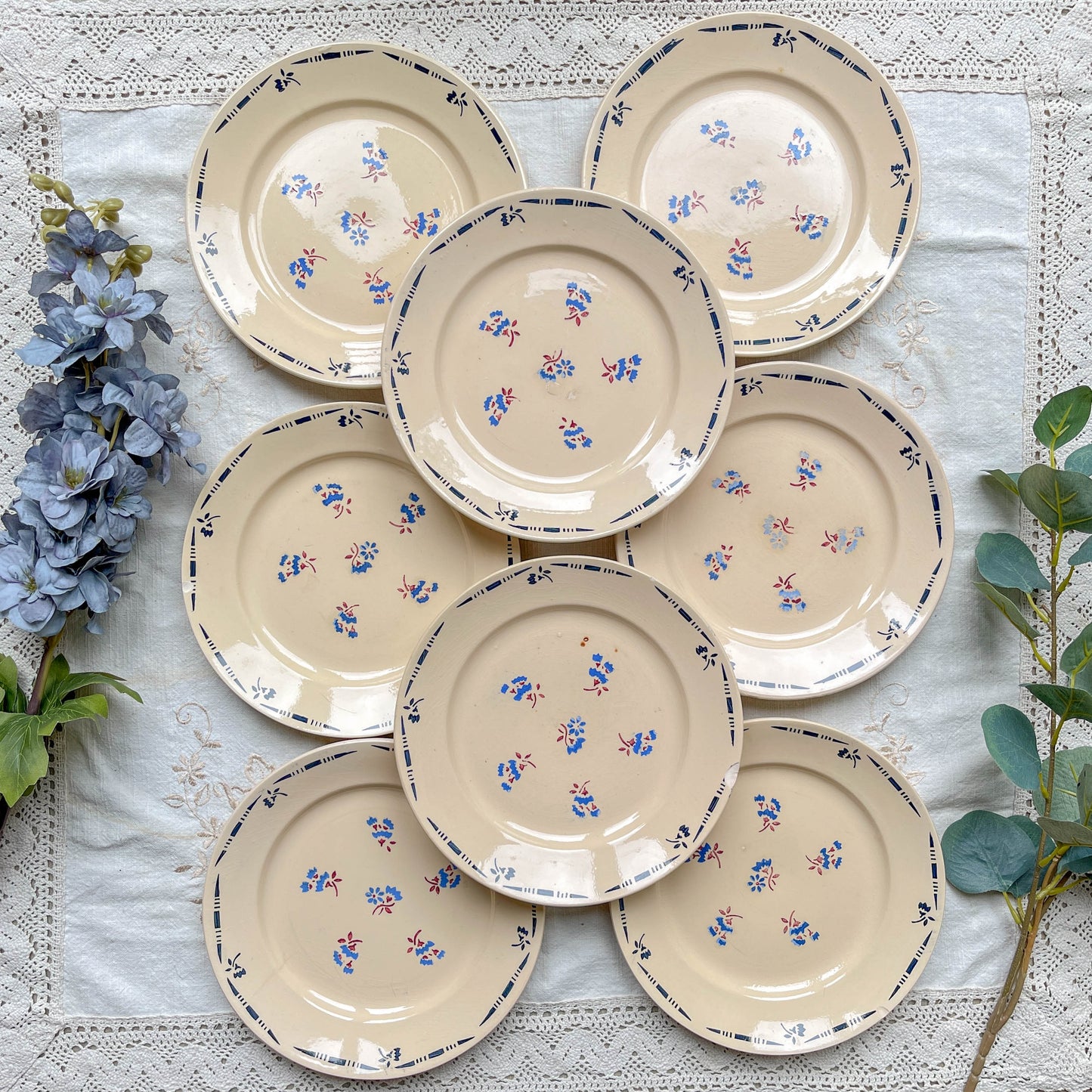 Lot de 8 assiettes plates en porcelaine vintage K&G Lunéville, modèle "Flore" des années 1950, décorées de petites fleurs bleues délicates.