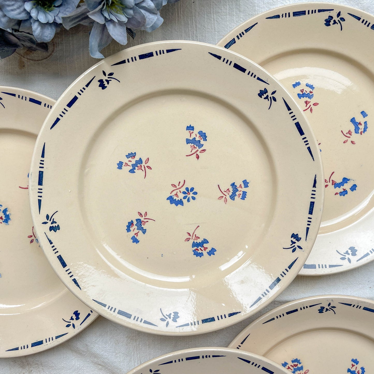 Lot de 6 assiettes plates en porcelaine vintage K&G Lunéville, modèle "Flore" des années 1950, décorées de petites fleurs bleues délicates.