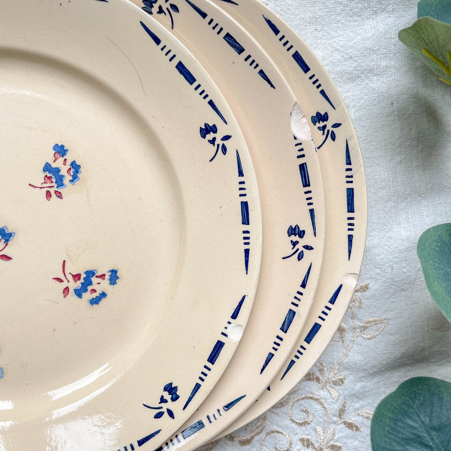 Lot de 8 assiettes plates en porcelaine vintage K&G Lunéville, modèle "Flore" des années 1950, décorées de petites fleurs bleues délicates.