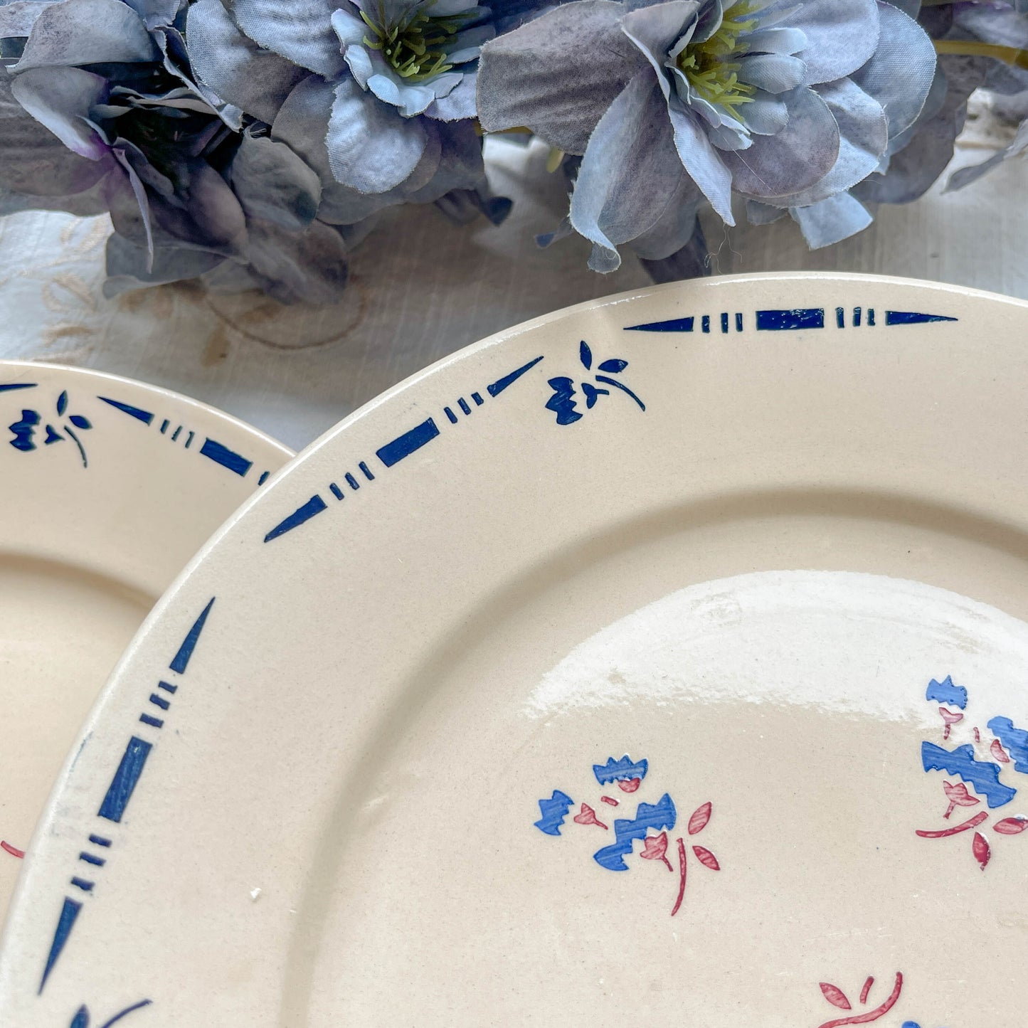 Lot de 6 assiettes plates en porcelaine vintage K&G Lunéville, modèle "Flore" des années 1950, décorées de petites fleurs bleues délicates.