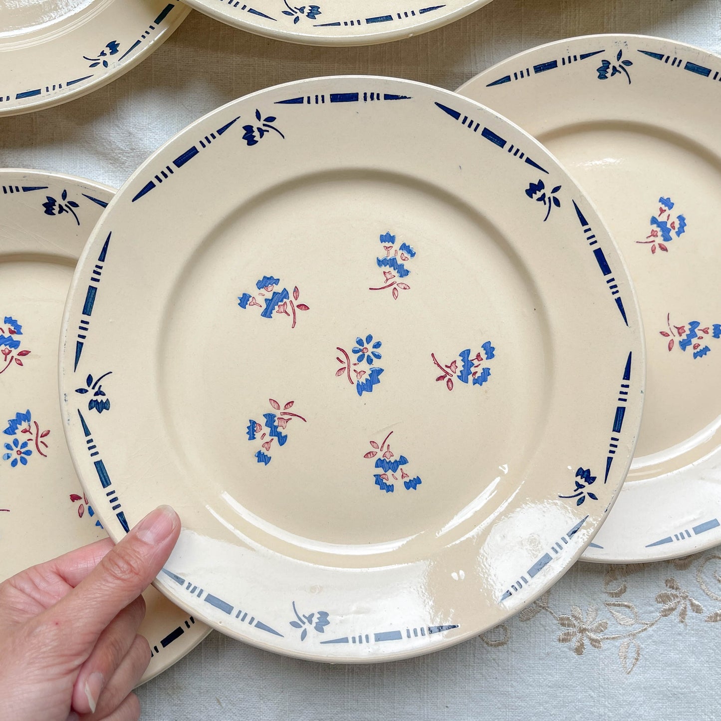 Lot de 6 assiettes plates en porcelaine vintage K&G Lunéville, modèle "Flore" des années 1950, décorées de petites fleurs bleues délicates.